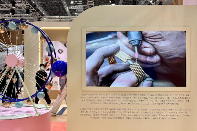 “博”眼球文房四宝“碰撞”欧陆风情k8凯发国际奢侈品大牌进博会花式(图10)