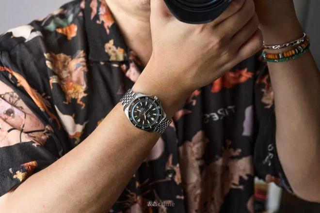 潜水表就是我一直在等的“国产小黑盾”终于等到了它的复刻！5k不到这块新品(图2)