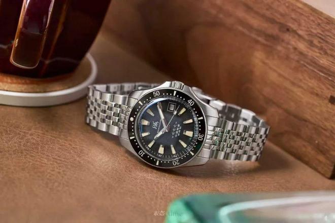 潜水表就是我一直在等的“国产小黑盾”终于等到了它的复刻！5k不到这块新品(图4)