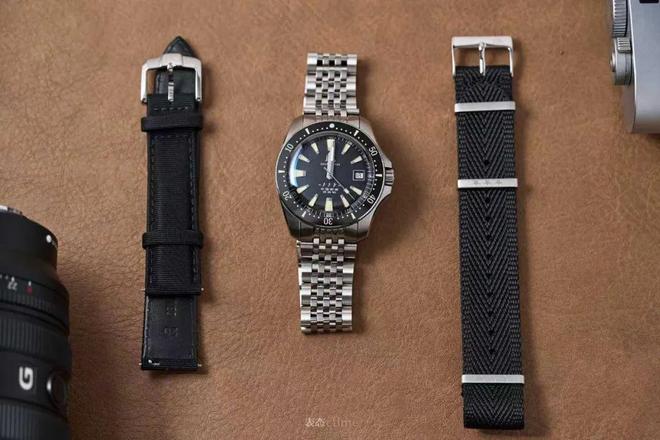 潜水表就是我一直在等的“国产小黑盾”终于等到了它的复刻！5k不到这块新品(图6)